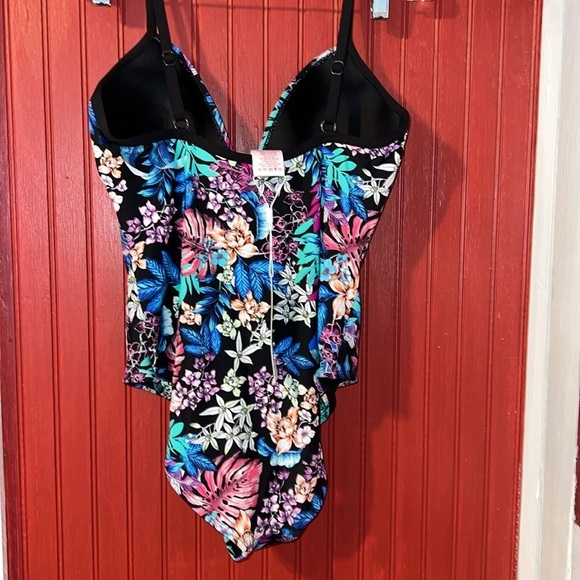 NWT Stylish Swimwear One Piece Floral Swimsuit Size Medium - Picture 2 of 5
